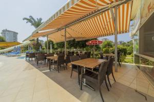 Restaurant o un lloc per menjar a Lovely Flat with Shared Pools in Alanya