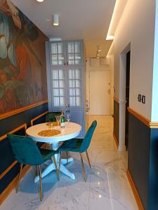 a dining room with a table and chairs at Apartamentylove - Apartament Żwirki in Łódź