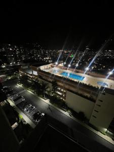 - une vue sur la ville la nuit avec des lumières dans l'établissement Hermoso Apto con Vista al Ciudad y Parqueadero Gratis, à Bello