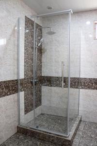 um chuveiro com uma porta de vidro na casa de banho em Sergeys house em Dilijan