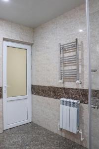 uma casa de banho com uma porta branca e um radiador em Sergeys house em Dilijan