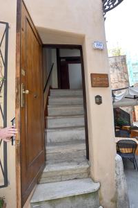 Una escalera que conduce a una casa con puerta en il Cantuccio, en Pitigliano