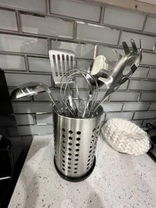 a bucket of kitchen utensils sitting on a counter at Exec Lux home wth 3 Level,6 Bdrms/3bth & 2 Kitchen in Chicago