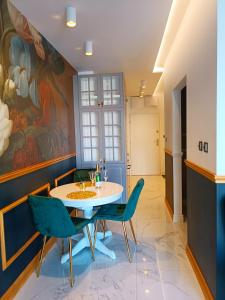 a dining room with a table and chairs at Apartamentylove - Apartament Żwirki, prywatny parking opcjonalnie in Łódź