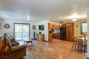 uma cozinha e sala de estar com um sofá e uma mesa em Riverfront Covington Cabin with Deck and Fire Pit! em Piqua