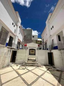 a building with a staircase in the middle of it at Súper Departamento en centro histórico in Comitán