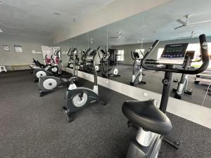 un gimnasio con un montón de cintas de correr y máquinas en 7&9 Manhattan Condominium Ipoh en Ipoh