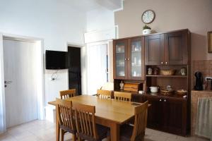 - une salle à manger avec une table et des chaises en bois dans l'établissement Martina&Simone, à Campomarino
