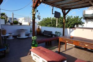 d'une terrasse avec une table en bois et un banc. dans l'établissement Martina&Simone, à Campomarino