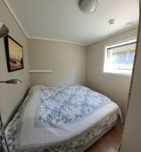 um quarto com uma cama e uma janela em Cosy flat with 180cm wide very comfortable bed em Sandefjord