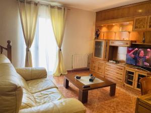 ein Wohnzimmer mit einer Couch und einem Couchtisch in der Unterkunft Dúplex pareado con zona exterior in Navalcarnero