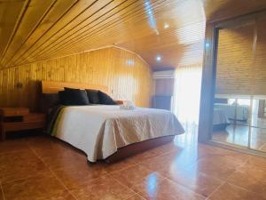 Tempat tidur dalam kamar di Dúplex pareado con zona exterior