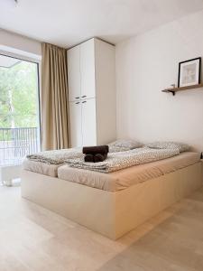 1 dormitorio con 1 cama grande en una habitación en Celestial Apartments Brno, en Brno