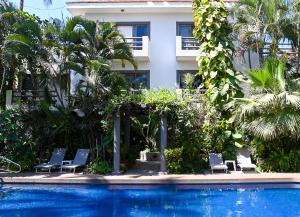 Piscina a Hotel Palmeras o a prop