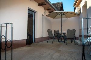 En uteplass på Apartmani Kačara