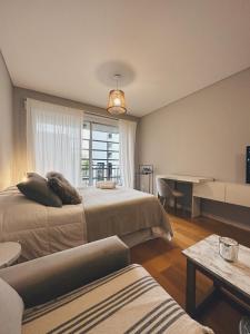 1 dormitorio con 2 camas, escritorio y ventana en Departamento en Buenos Aires - Palermo en Buenos Aires