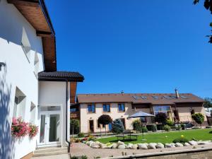 a view of the house from the courtyard at Žiar Apartmány 43 in Žiar