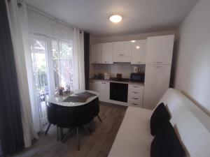 una cucina con tavolo e divano in una camera di Apartments Emi & Nini a Šibenik