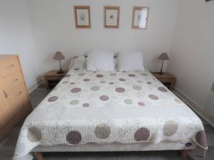 - une chambre avec un lit doté d'une couverture en point de polka dans l'établissement Appartement Bénodet, 2 pièces, 2 personnes - FR-1-481-65, à Bénodet