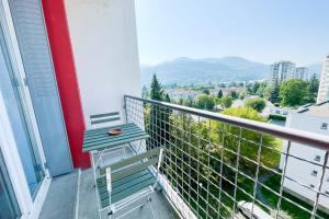 een balkon met een bank en uitzicht bij The art of living in Grenoble #FV in Saint-Martin-dʼHères