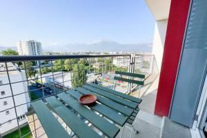 een groene bank met een kom op het balkon bij The art of living in Grenoble #FV in Saint-Martin-dʼHères