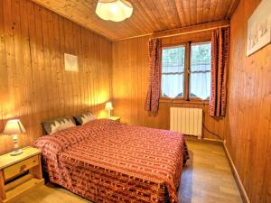 a bedroom with a bed in a wooden room at Chalet Individuel avec Jardin à 600m du Centre de Morzine – 2 Chambres, Wifi, Parking - FR-1-524-93 in Morzine