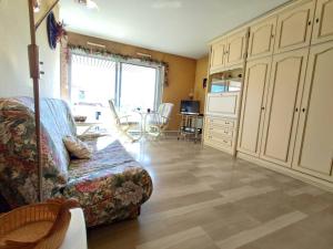 ein Wohnzimmer mit einem Sofa und einem Tisch in der Unterkunft Appartement Antibes, 1 pièce, 3 personnes - FR-1-252-153 in Antibes