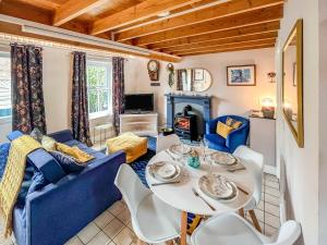 Fifth Milestone Annexe في يورك: غرفة معيشة مع أريكة زرقاء وطاولة وكراسي