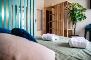 ein Schlafzimmer mit 2 Betten und weißen Kissen darauf in der Unterkunft DomusFebo - Cipro Suites in Rom