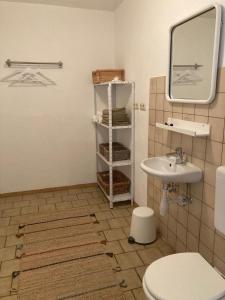 un bagno con lavandino, specchio e WC di Uhlenmühle a Aub Altre 21 foto