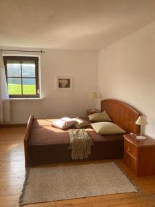 una camera da letto con un letto grande e una finestra di Uhlenmühle a Aub