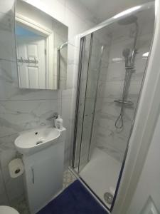 y baño con ducha, aseo y lavamanos. en Mari London room for holiday en Ilford