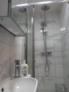y baño con ducha y lavamanos. en Mari London room for holiday, en Ilford