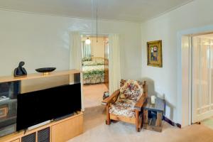 sala de estar con TV de pantalla plana y silla en Cordova Vacation Rental with Porch Hike and Explore!, 