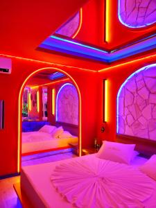 En eller flere senge i et værelse på Motel Le Monde (Adult Only) + 152 billeder