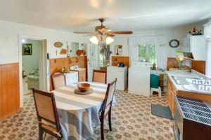 cocina y comedor con mesa y sillas en Cordova Vacation Rental with Porch Hike and Explore!, 