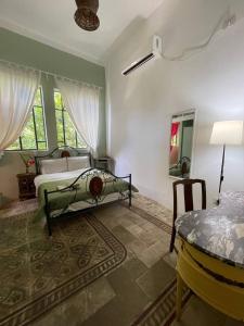 Autentic villa at the sea coast في حيفا: غرفة نوم بسرير وطاولة في غرفة