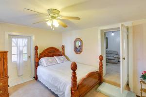 1 dormitorio con 1 cama y ventilador de techo en Cordova Vacation Rental with Porch Hike and Explore!, 