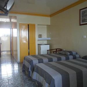 - une chambre d'hôtel avec 2 lits dans l'établissement Hotel das Palmeiras, à Serra Talhada