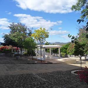 - un kiosque avec un pavillon dans un parc dans l'établissement Hotel das Palmeiras, à Serra Talhada