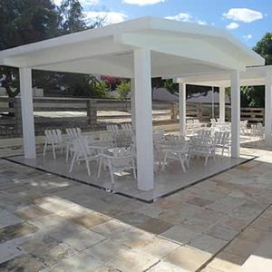 - un kiosque blanc avec des tables et des chaises blanches dans l'établissement Hotel das Palmeiras, à Serra Talhada