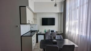 - une cuisine et une salle à manger avec une table et des chaises dans l'établissement Prime Hotel, à Gyumri