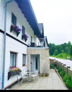 a patio with a table and chairs on a building at Villa Fortuna Budget in Lackenhof