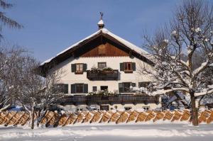 Casa blanca grande con balcón en la nieve en Melchambauer, en Maria Alm am Steinernen Meer