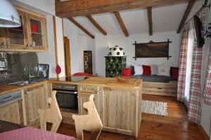 cocina con mesa, sillas y sofá en Melchambauer, en Maria Alm am Steinernen Meer