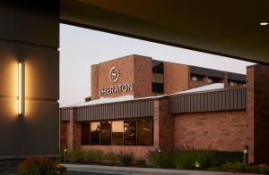 uma representação do exterior de um edifício hospitalar em Sheraton Grand Rapids Airport Hotel em Grand Rapids