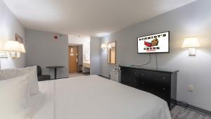 Schmidt's Creek Hotel客房内的一张或多张床位