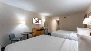 Schmidt's Creek Hotel客房内的一张或多张床位