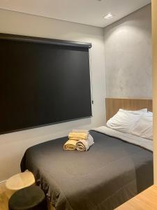 um quarto com uma cama com duas toalhas em loft luxuoso Home & Lifestyle Ibirapuera. N.946 em São Paulo