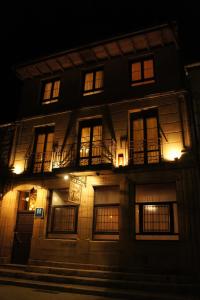 un edificio iluminado por la noche con luces en La Hosteria de Castroviejo en Duruelo de la Sierra